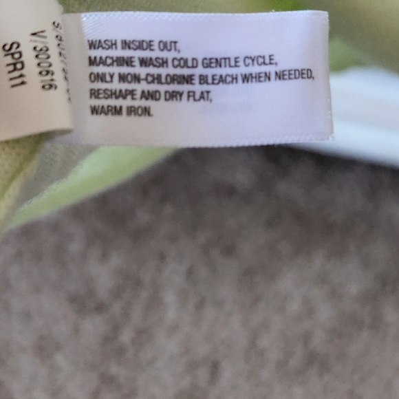 Gap tissue weight sweater. - Picture 4 of 5